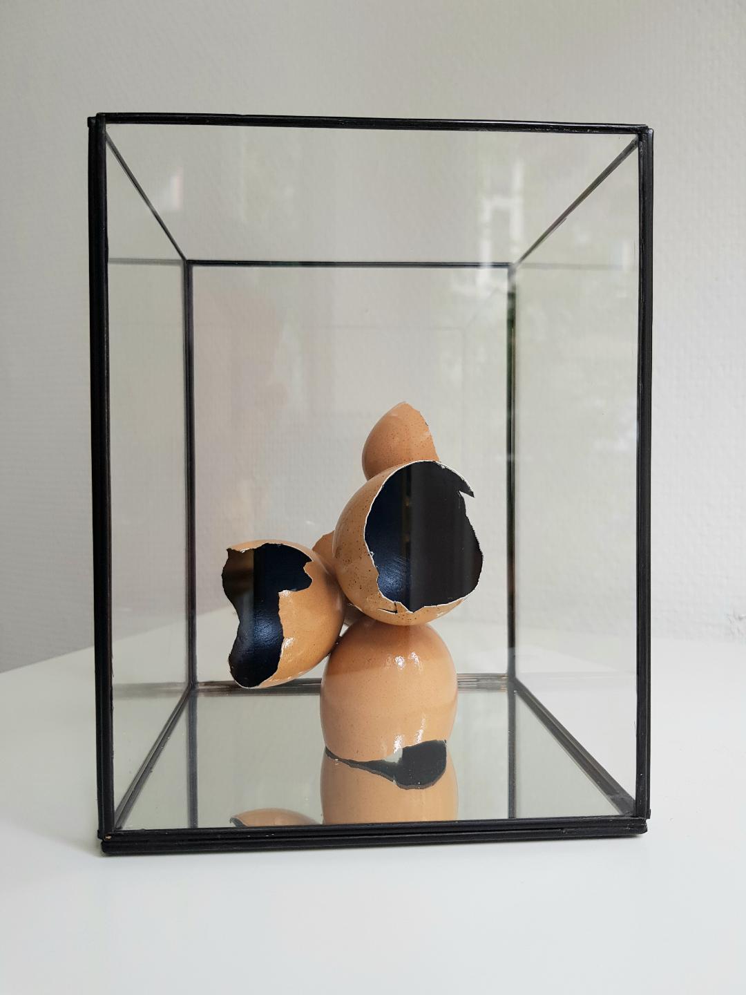 Marije van Rijswijk Ei sculptuur incl. vitrine VERKOCHT
